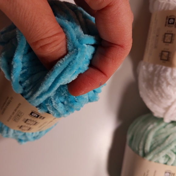 6 SKEINS YARN - Picture 5 of 9